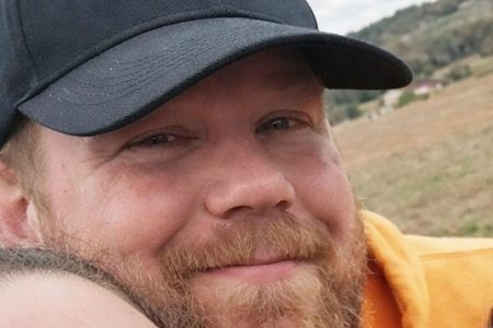 تحولت لحظة غضب عابرة إلى مأساة تركت أسرة مدمّرة ومجتمعًا في صدمة يتساءل عن غياب الأمان داخل البيوت التي يفترض أن تحتضن الطمأنينة