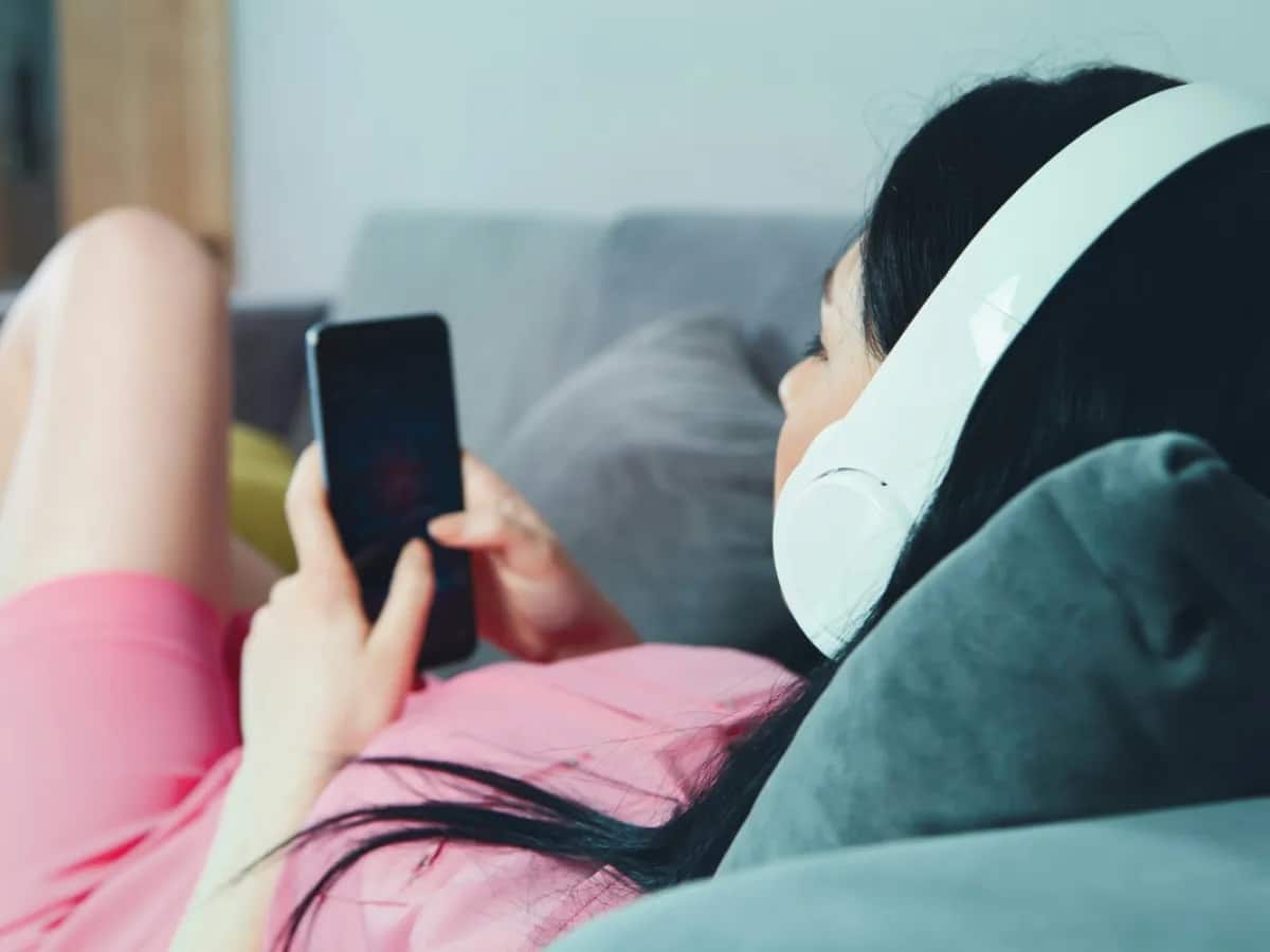 تحوّل الذكاء الاصطناعي إلى رفيق عاطفي للمراهقين، والمخاطر النفسية للتعلّق بالروبوتات، ودور الأهل والمختصين في حماية الشباب من العزلة الرقمية والتعويض العاطفي الزائف