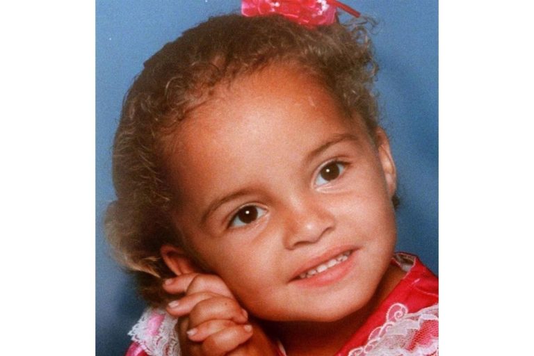 بريتاني لوكلير: منذ أكثر من عقدين تفاصيل مرعبة عن اختفاء طفلة من موقف الحافلة وجريمة لم يطوها النسيان بعد أكثر من عقدين... جريمة اختطاف الطفلة بريتاني لوكليير ما تزال لغزًا مفتوحًا