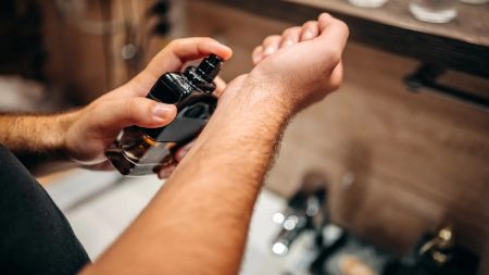 عطور رجالية أنيقة تكشف أن التميز لا يحتاج إلى ميزانية كبيرة في زمن تتعدد فيه الإعلانات البراقة وتتصاعد فيه أسعار المنتجات الفاخرة إلى مستويات غير مسبوقة، باتت الحيرة رفيقة المستهلك الباحث عن الجودة الحقيقية