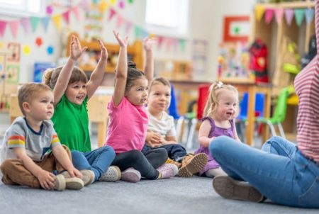 يشكّل تعليم الطفل الصغير فنّ انتظار دوره تحدّيًا يوميًّا للأهل، إذ لا يرتبط الأمر بسلوك اجتماعي فحسب، بل بقدرة دماغية ما تزال في طور التطور.