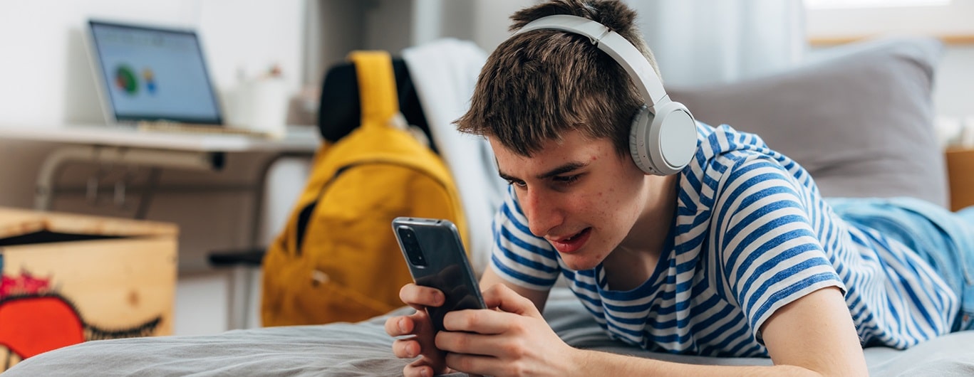 دور الأهل والمختصين في حماية الشباب من العزلة الرقمية والتعويض العاطفي الزائف.