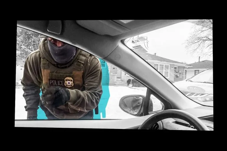 رحلة عادية تحولت إلى تحقيق مطول بعد احتجاز مسافر في مطار أمريكي لتنكشف ممارسات مراقبة تثير تساؤلات حول حدود الخصوصية والأمان