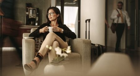 مسافرون يبحثون عن لحظات هدوء قبل الرحلة يكتشفون وسائل مبتكرة تمنحهم وصولا سهلا لصالات المطارات وتجعل تجربة السفر أكثر راحة وخصوصية