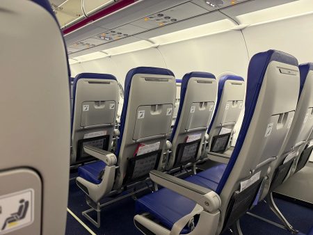 أسرار الأمن الجوي: 5 علامات تكشف وجود حارس أمن متخفٍ على متن الطائرة مسافرون يلاحظون سلوكيات غير اعتيادية تكشف وجود رجال أمن سريين على متن الرحلات وسط تساؤلات عن الأسباب وراء تراجع سرية مهامهم الجوية