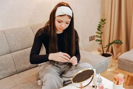 في السنوات الأخيرة، باتت موضة الأظافر الاصطناعية والطلاء شبه الدائم تستهوي المراهقات الصغيرات، مدفوعات برغبة في الظهور بمظهر أنيق يشبه المؤثرات على مواقع التواصل الاجتماعي