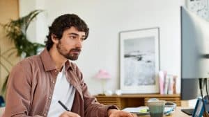 خمس عادات بسيطة تكشف سر الانضباط حتى في غياب الداوفع لذلك من السهل أن نتحدث عن الانضباط الذاتي، لكن الأصعب تطبيقه