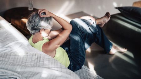 دراسة حديثة: هل يفسر “سن اليأس” سبب ارتفاع إصابات الزهايمر والخرف بين النساء؟ دراسة جديدة تربط بين التحولات الدماغية بعد انقطاع الطمث وارتفاع قابلية النساء للخرف ما يثير تساؤلات حول دور الهرمونات في حماية الذاكرة والقدرات الذهنية