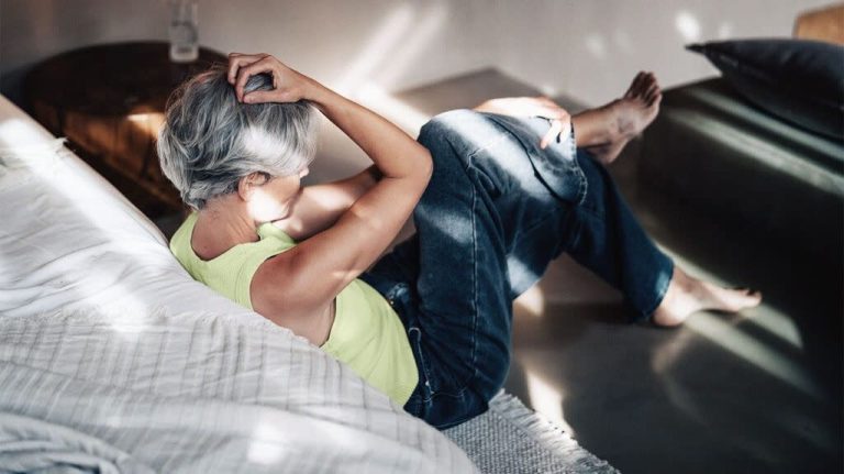 دراسة جديدة تربط بين التحولات الدماغية بعد انقطاع الطمث وارتفاع قابلية النساء للخرف ما يثير تساؤلات حول دور الهرمونات في حماية الذاكرة والقدرات الذهنية