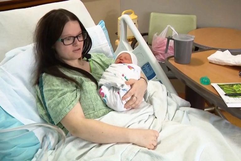 دهشة وارتباك وسط زملاء العمل بعد أن وضعت امرأة مولودها دون أن تعرف بحملها مسبقًا في حادثة تثير تساؤلات حول إشارات الحمل الخفية