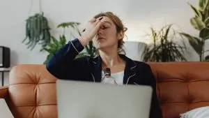 ظهور بقع داكنة تتحرك أمام العين قد يبدو عرضًا بسيطًا لكنه أحيانًا يشير إلى مشكلات خطيرة في الشبكية تستدعي فحصًا عاجلًا لحماية البصر