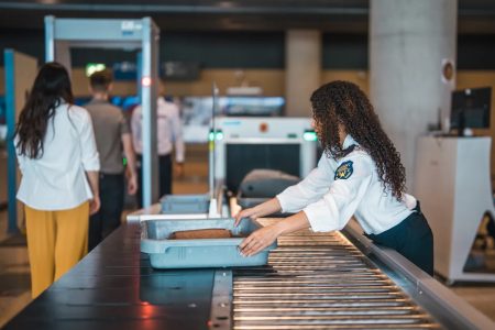 مسافرون يواجهون تأخيرات مفاجئة في المطارات بسبب تفاصيل بسيطة في ملابسهم ما يثير تساؤلات حول معايير التفتيش وأثرها على تجربة السفر