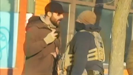 صدمة واسعة بين السكان بعد حادث إطلاق نار أربك أجهزة الأمن فيما تنقسم آراء الشرطيين بين روايات متضاربة وأسئلة عن كيفية تفادي تكرار المأساة