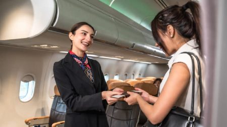 نظرات الركاب وتصرفاتهم منذ الصعود تمنح طاقم الضيافة مؤشرات دقيقة عن شخصياتهم وكيف سيكون سير الرحلة ما يفتح باب التساؤل حول ما يلاحظه المضيفون فعلاً