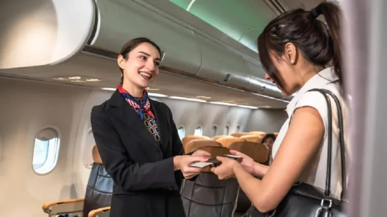 لماذا تنظر إليك مضيفة الطيران بتركيز عند ركوب الطائرة؟ السر الذي لا يعرفه المسافرون نظرات الركاب وتصرفاتهم منذ الصعود تمنح طاقم الضيافة مؤشرات دقيقة عن شخصياتهم وكيف سيكون سير الرحلة ما يفتح باب التساؤل حول ما يلاحظه المضيفون فعلاً