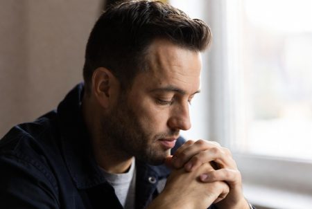 في عصرٍ تتحكم فيه أزرار "الإعجاب" و"المتابعة" في الإحساس بالقيمة الذاتية، بات من السهل أن تُخفى الحاجة العميقة إلى القبول خلف ستار البحث عن التقدير الاجتماعي أو الخجل الطبيعي