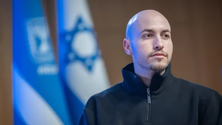 الأسير السابق إيتان مور