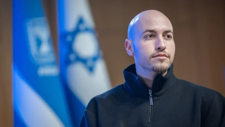 الأسير السابق إيتان مور