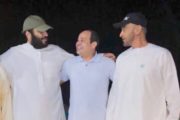 مصر اليوم لا تختار بين الرياض وأبوظبي… بل تحاول ألا تُسحق بينهما.
