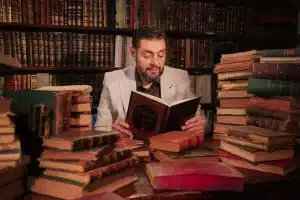 الروائي الأردني أيمن العتوم