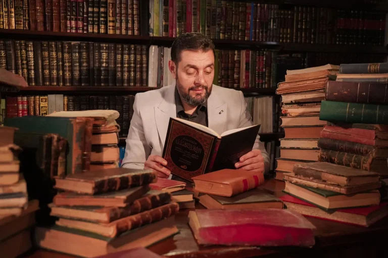 الروائي الأردني أيمن العتوم