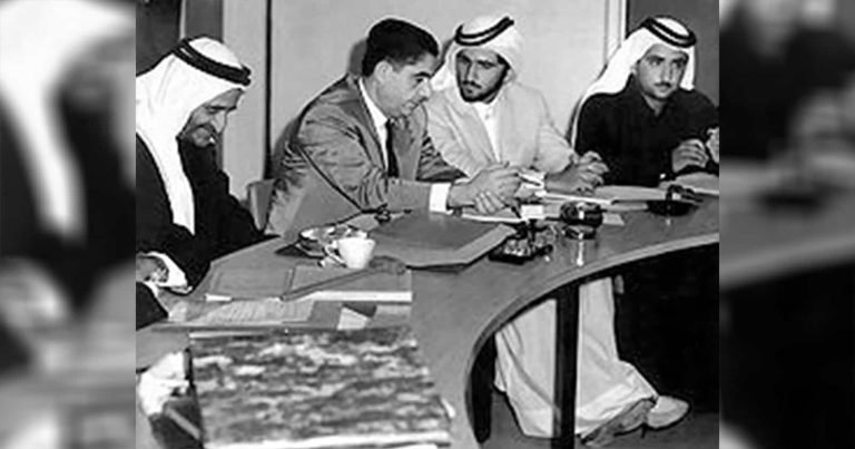 راشد بن سعيد يضحك ساخرا اثناء مناقشة ابنه محمد الحاكم الحالي مع المستشار القانوني الفلسطيني عدي البيطار واضع دستور الإمارات الحديث