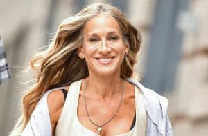 في زمن تتسارع فيه وتيرة الحياة وتتزايد الضغوط النفسية، يبدو أن سرّ العمر المديد لا يكمن في التقنيات الطبية وحدها، بل في نظرتنا اليومية إلى الحياة.