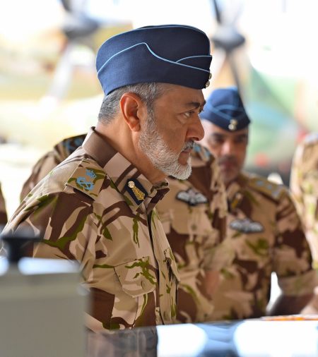 ظهور سلطان عُمان بالزي العسكري يثير تفاعلات واسعة: رسائل طمأنة أم استعداد لمرحلة توتر؟ ظهور سلطان عُمان بالزي العسكري يثير تفاعلات واسعة: رسائل طمأنة أم استعداد لمرحلة توتر؟