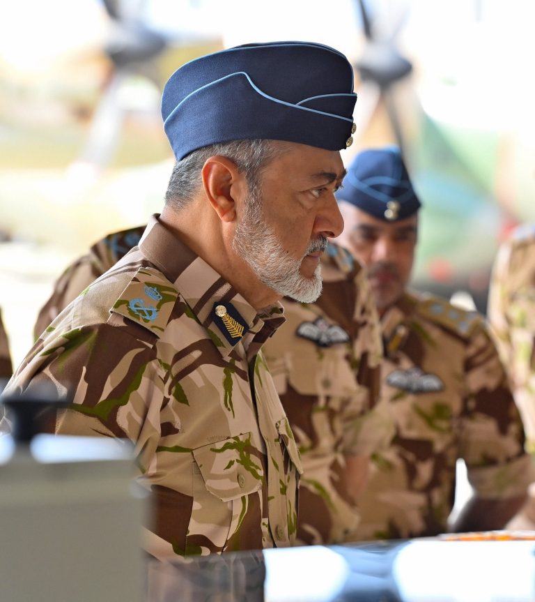 ظهور سلطان عُمان بالزي العسكري يثير تفاعلات واسعة: رسائل طمأنة أم استعداد لمرحلة توتر؟