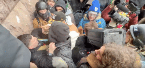 سُحب إلى الحشد وضُرب أمام الكاميرات… لماذا تركت الشرطة الأمريكية جايك لانغ كاره الإسلام يواجه مصيره