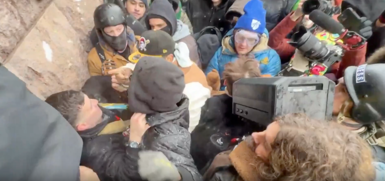 سُحب إلى الحشد وضُرب أمام الكاميرات… لماذا تركت الشرطة الأمريكية جايك لانغ كاره الإسلام يواجه مصيره