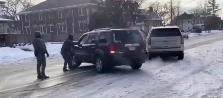 مقتل سيدة برصاص ضابط اتحادي خلال حملة ترحيل مثيرة للجدل