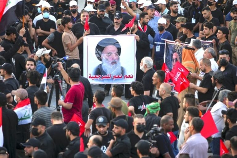 متظاهرون يحملون صورة السيستاني في العراق