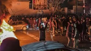 تتحرك دوائر السلطة في طهران بصمت بينما تتكثف التساؤلات حول من سيملأ الفراغ المحتمل بعد غياب المرشد وتأثير ذلك على مستقبل النظام والشعب