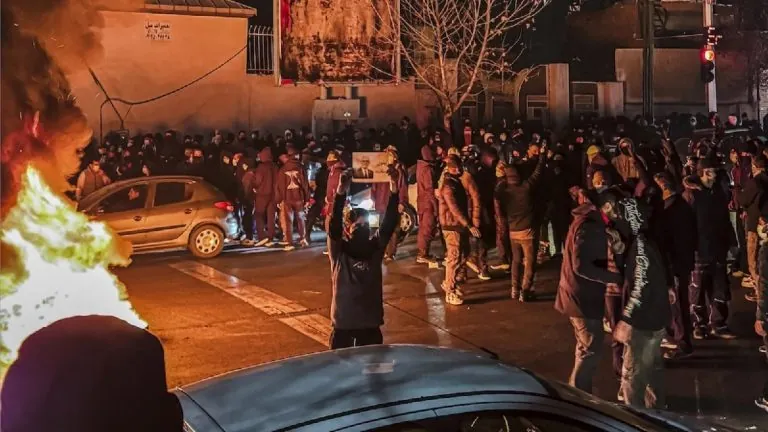 إيران على مفترق تاريخي:وجوه غامضة تتأهب لوراثة حكم إيران بعد غياب المرشد تتحرك دوائر السلطة في طهران بصمت بينما تتكثف التساؤلات حول من سيملأ الفراغ المحتمل بعد غياب المرشد وتأثير ذلك على مستقبل النظام والشعب