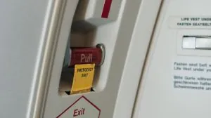 رحلة الطيران التي تبدو مألوفة قد تخفي تفاصيل لا يدركها المسافرون تكشف كيف تؤثر أسرار الطيارين وإجراءات الأمان على تجربة السفر وثقة الركاب