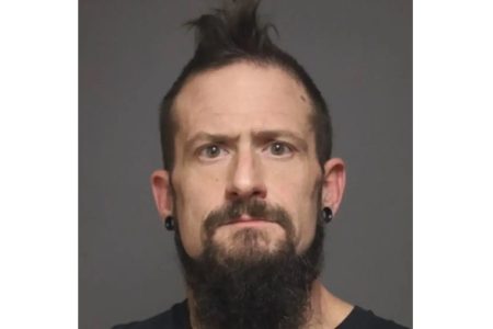 ليلة اتسمت بالفوضى حين قاد سائق جرافة ثلوج بتهور فحوّل شارعًا هادئًا إلى ساحة دمار وأيقظ قلق السكان من تكرار الحوادث في أحيائهم