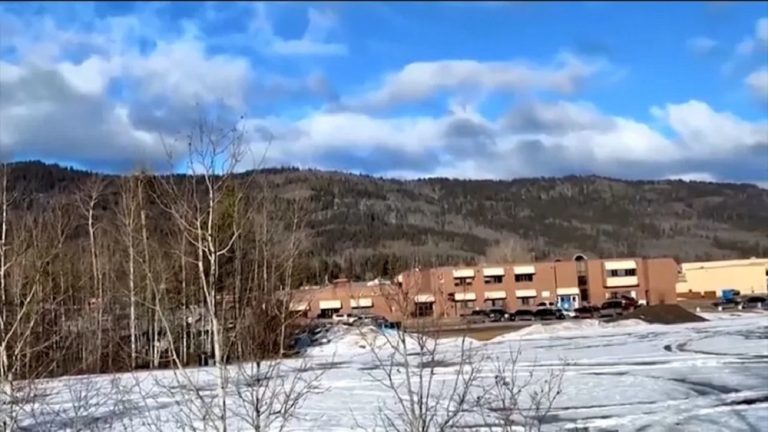 حزن يسود المدن الكندية بعد حادث مأساوي في مدرسة محلية خلّف ضحايا من الطلاب وأثار تساؤلات حول الأمان في المؤسسات التعليمية