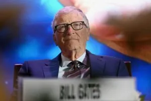 بيل غيتس يكسر صمته: أقر بخياناتي الزوجية.. لكنني لست شريكاً في جرائم إبستين! انكشافات متلاحقة تضع بيل غيتس في دائرة الجدل بين أسرار حياته الخاصة وصلاته بمراكز النفوذ وسط تساؤلات عن حدود تأثيره في عالم التكنولوجيا والمال