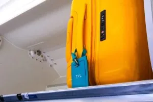 احذر وضع حقيبتك هنا! المكان الذي “يمنع” خبراء الطيران تخزين حقيبة اليد فيه داخل الطائرة الالتزام بهذه القواعد كافٍ لضمان رحلة مريحة.