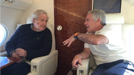 تساؤلات جديدة تطفو حول المفكر الشهير بعدما كشفت تقارير عن علاقة غامضة تعيد فتح ملف ماضيه المظلم وتضع سمعته تحت مجهر الرأي العام