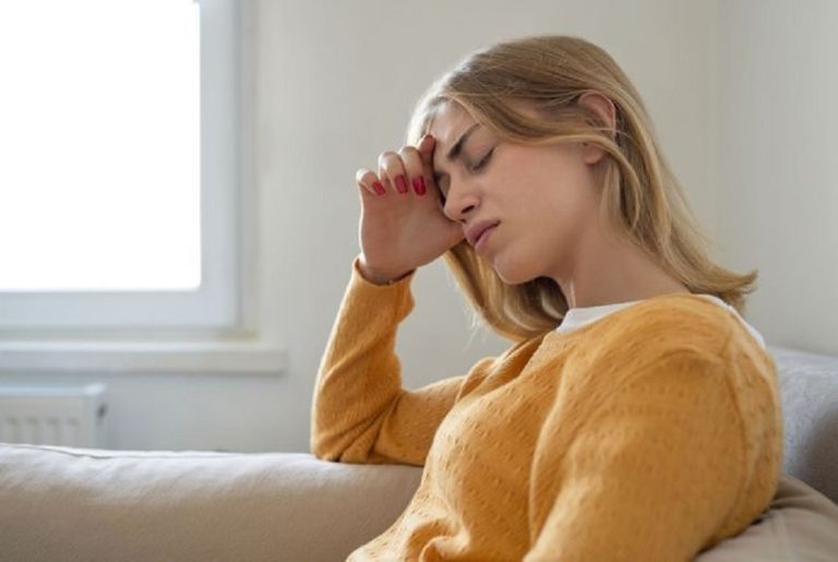 تتزايد لحظات الإنهاك التي يرسل فيها الجسد إشاراته الصامتة قبل أن يعيها العقل، بين تجاهل التعب ومخاوف الانهيار تبرز الحاجة للإصغاء لنبض الإنذار الداخلي