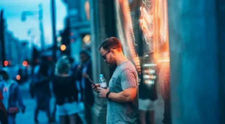 ملايين الأشخاص يمارسونها دون وعي لكنها قد تحدد مستوى التوتر والرضا الداخلي لتكشف كيف يمكن لتفصيل صغير في الروتين أن يغير المشاعر خلال اليوم