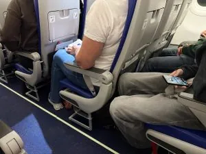 يتداول ركاب الطائرات تحذيرات الطاقم من تشغيل الهواتف أثناء الإقلاع وسط تساؤلات حول ما إذا كان الخوف التقني يخفي قلقا أعمق من فقدان السيطرة