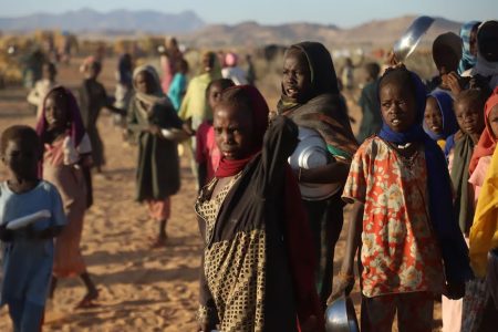 انقطاع المساعدات يضع آلاف النازحين في السودان أمام خطر الجوع بينما تتزايد صعوبة الوصول إلى الغذاء مع تفاقم الصراع وتدهور الأوضاع الإنسانية