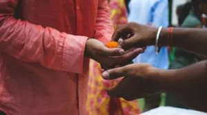 طقوس يومية مدهشة تكشف كيف يعبّر الناس في ثقافات مختلفة عن هويتهم وتدفع للتساؤل عن حدود العادة وما يجعل المألوف غريبًا في عيون الآخرين