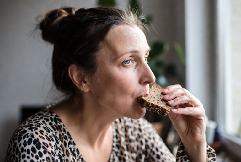 لهذا السبب ينصح الأطباء بهذا الخبز تحديداً للنساء اللواتي يعانين من مقاومة الإنسولين بحث جديد يكشف أن تناول نوع محدد من الخبز قد يمنح النساء وسيلة بسيطة لتحسين استجابة أجسامهن للإنسولين وتقليل خطر اضطرابات التمثيل الغذائي