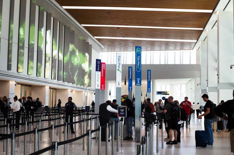 هل أنت منهم؟ “TSA” تكشف عن أكثر 5 شخصيات تثير الغضب في طوابير أمن المطارات توتر يسبق الرحلات عند مرور المسافرين بإجراءات التفتيش الطويلة والازدحام وتعليمات الأمن المفاجئة ما يحول لحظة السفر إلى اختبار للأعصاب وضبط النفس