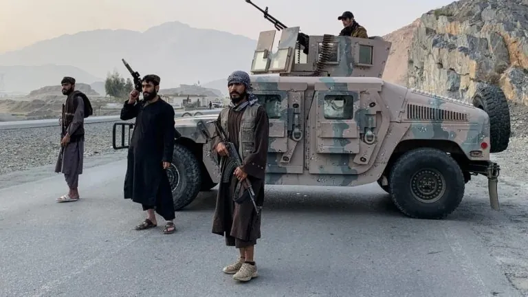 طبول الحرب في كابول.. الطيران الباكستاني يقصف العاصمة الأفغانية ويعلن مقتل 228 مقاتلاً! توتر يزداد على جانبي الحدود بعدما وصلت ألسنة النار إلى كابول وسط مخاوف من اتساع دائرة الصراع وتأثيره على حياة المدنيين في المنطقة