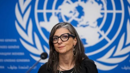 عائلة “فرانشيسكا ألبانيز” تقاضي إدارة ترامب.. هل تنجح في كسر حصار العقوبات الأمريكية؟ عائلة ناشطة أممية تواجه تبعات قرارات تقيد حريتها وتدفعها للمطالبة بإنهاء ما تعتبره إجراءات ظالمة تثير تساؤلات حول العدالة والحقوق الإنسانية